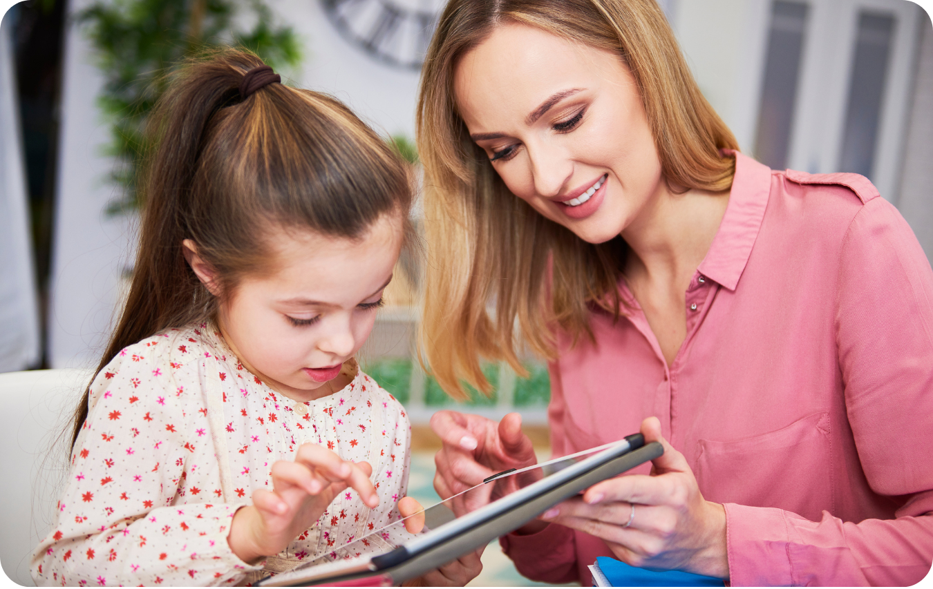Eltern mit Kindern am Tablet und suchen nach einem Ferienprogramm
